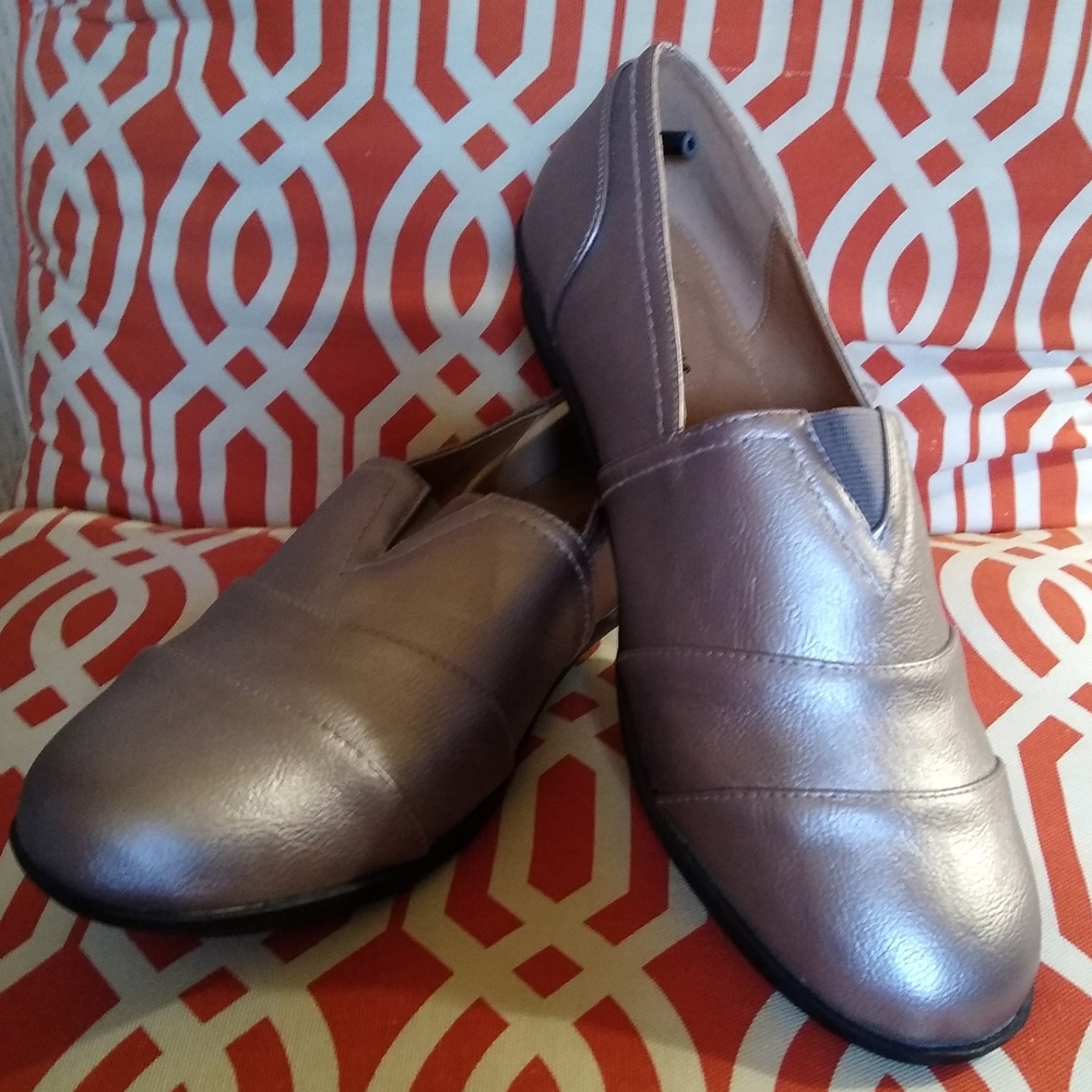 NWOT Casual Flats